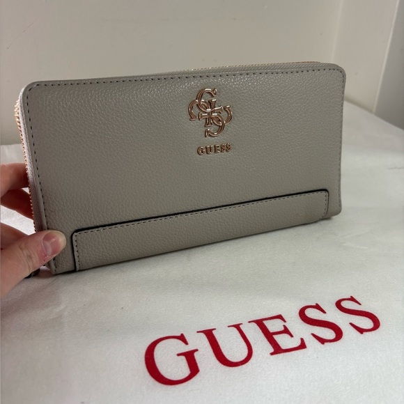 🎉4/30$🎉 GUESS Pale Grey Zip Wallet – Minimalist & Sleek ✨ - Picture 2 of 4